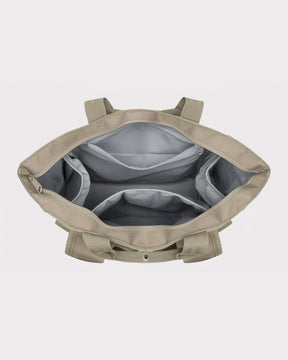Offener Blick in die beige Wickeltasche 'Blair' mit mehreren Innenfächern