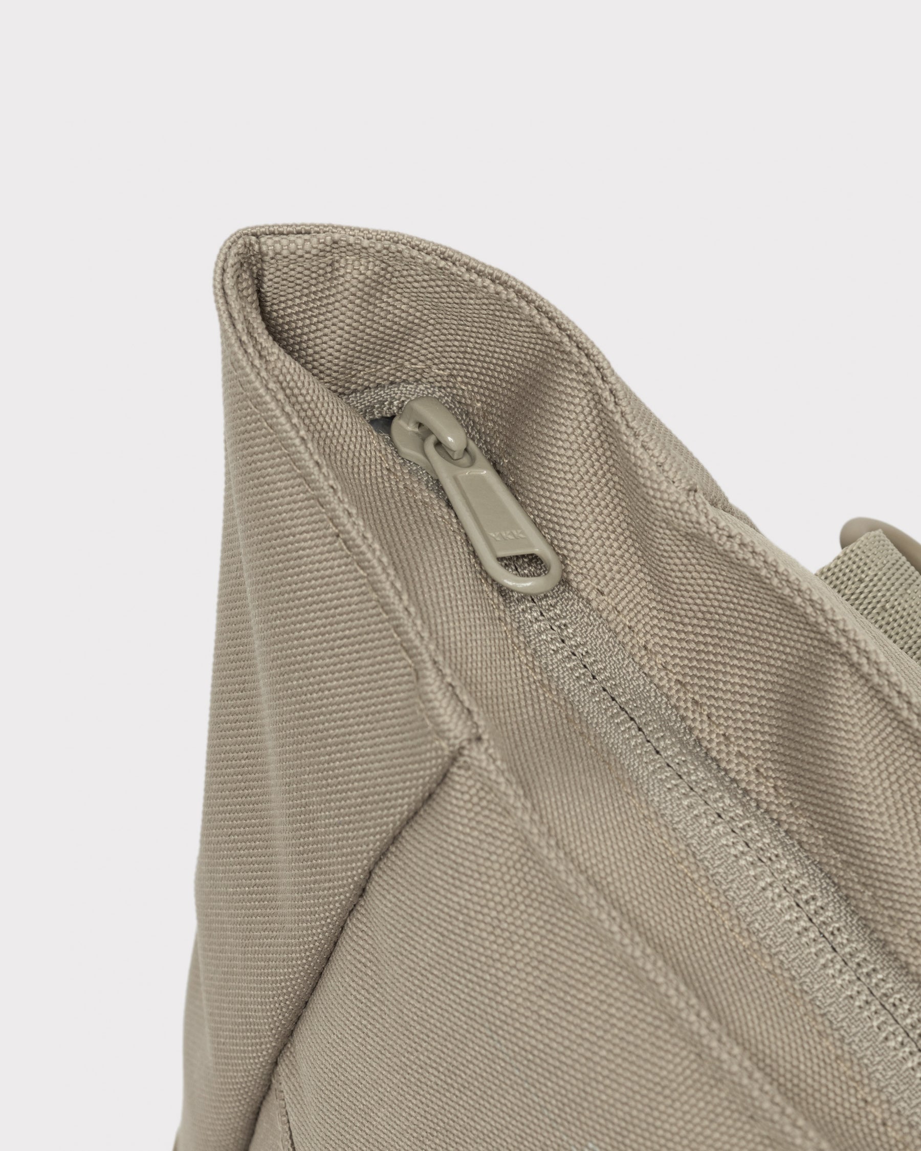 Wickeltasche 'Blair' in desertgrauer Farbe aus strapazierfähigem Material mit Reißverschluss