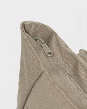 Wickeltasche 'Blair' in desertgrauer Farbe aus strapazierfähigem Material mit Reißverschluss