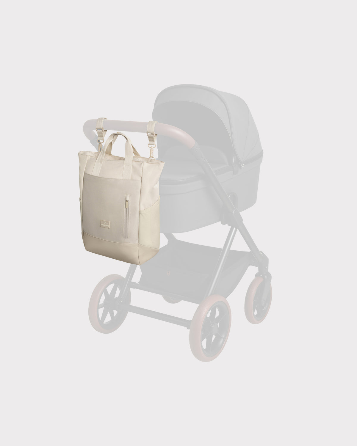 Beige Wickeltasche 'Blair' aus robustem Material, an Kinderwagen befestigt