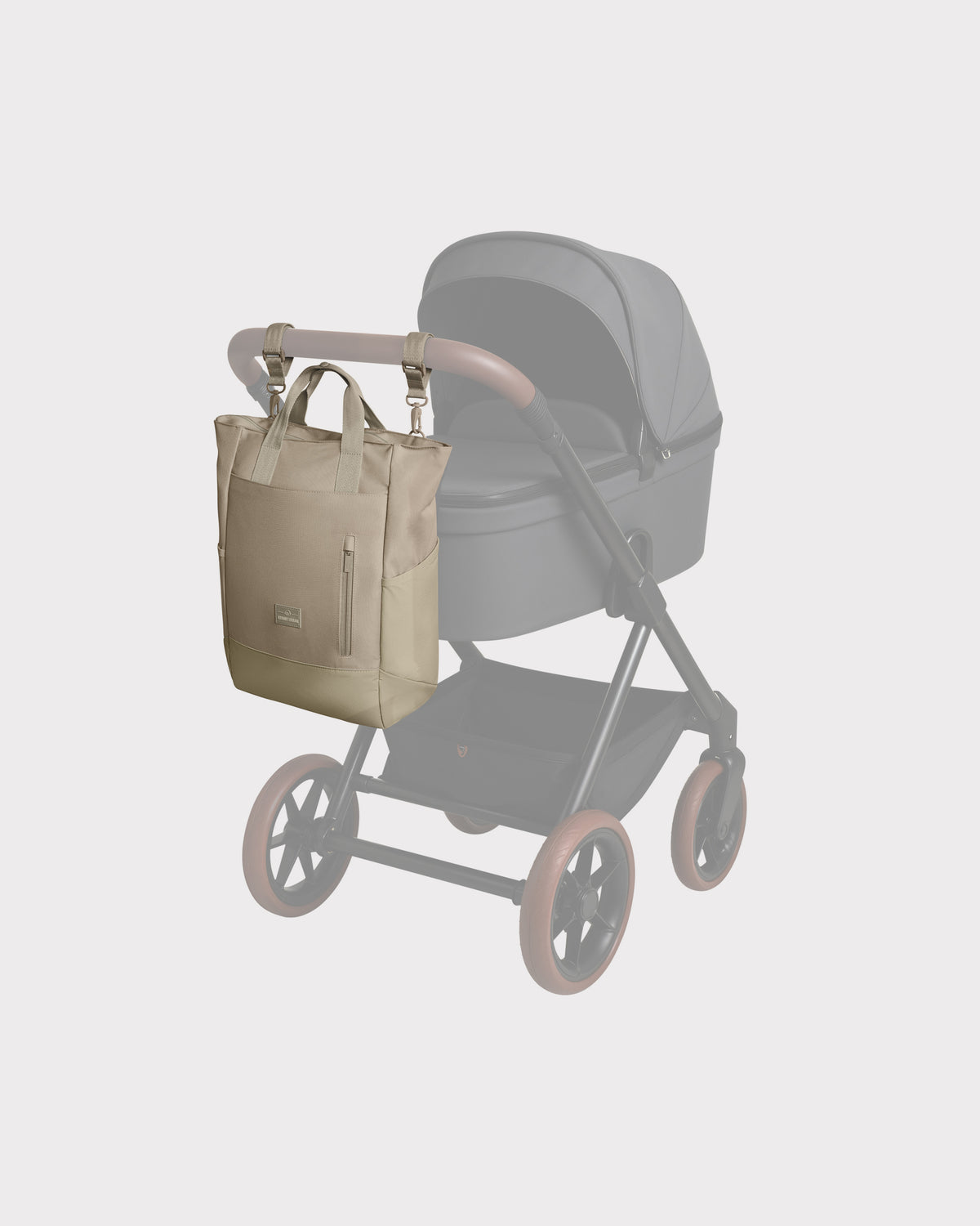 Beige Wickeltasche 'Blair' von Johnny Urban am Griff eines Kinderwagens befestigt