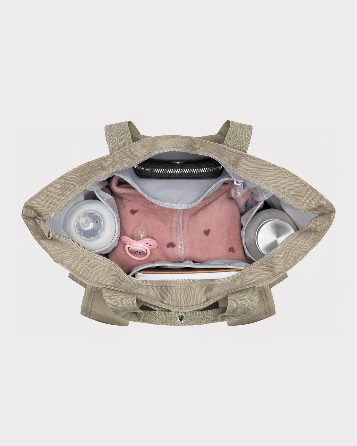 Wickeltasche 'Blair' in desertgrau mit Babyflasche, rosa Kleidung, Schnuller und Thermosflasche im Inneren