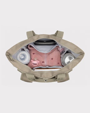 Wickeltasche 'Blair' in desertgrau mit Babyflasche, rosa Kleidung, Schnuller und Thermosflasche im Inneren
