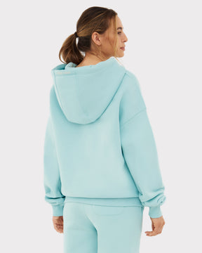 Frau von hinten mit oversized Zip Hoodie 'Caleb' in eisblau