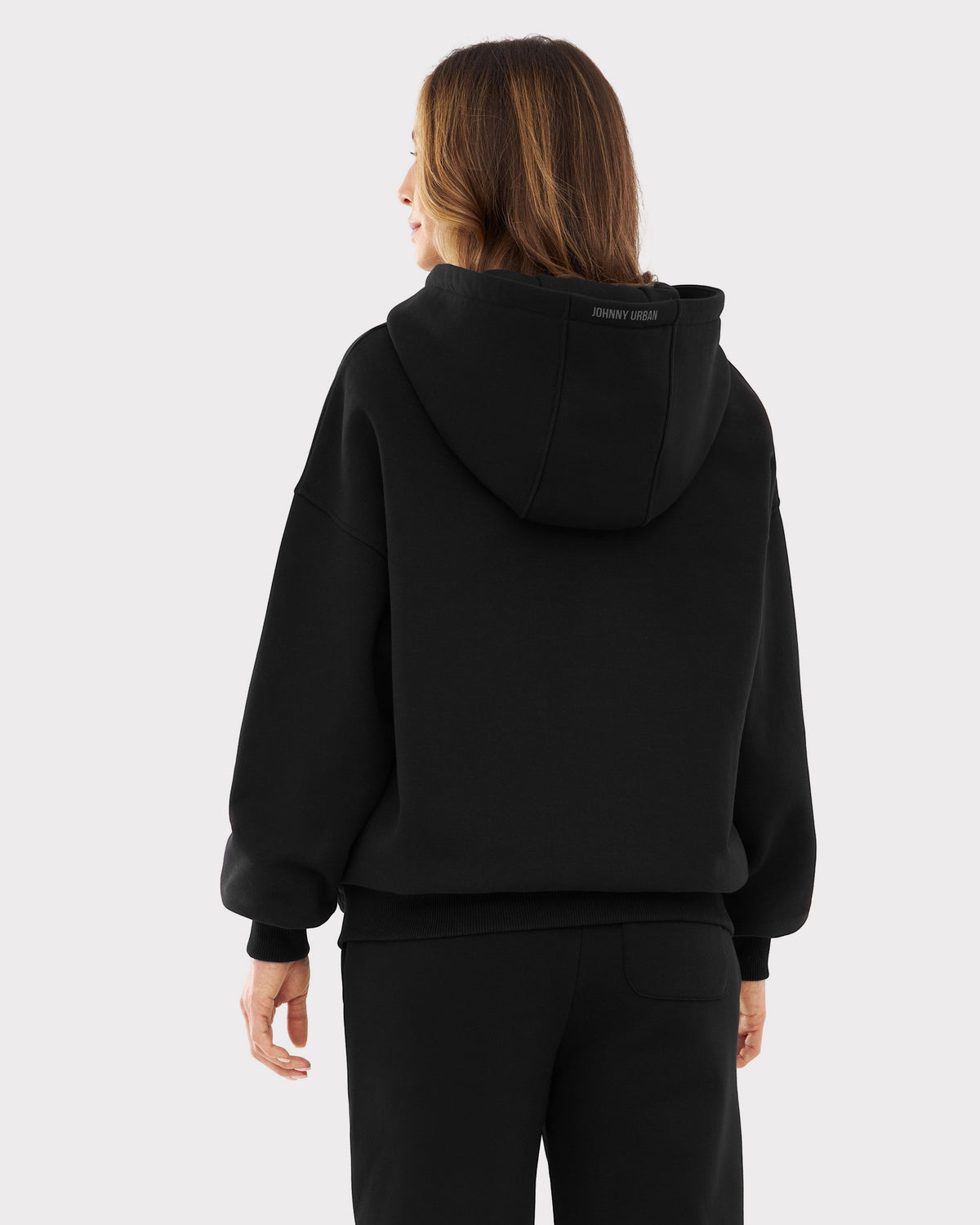 Frau trägt oversized Zip Hoodie 'Caleb' von Johnny Urban in schwarz, Rückansicht