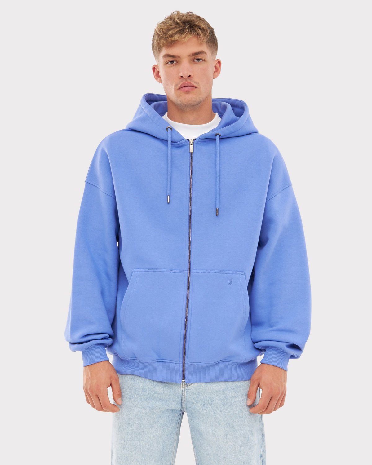 Mann trägt oversized Zip-Hoodie 'Caleb' in Blau-Lila mit Kapuze und Kängurutaschen