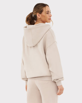 Frau trägt beigen Johnny Urban Oversized Zip Hoodie 'Caleb' von hinten mit Kapuze und Bündchen an Ärmeln und Saum