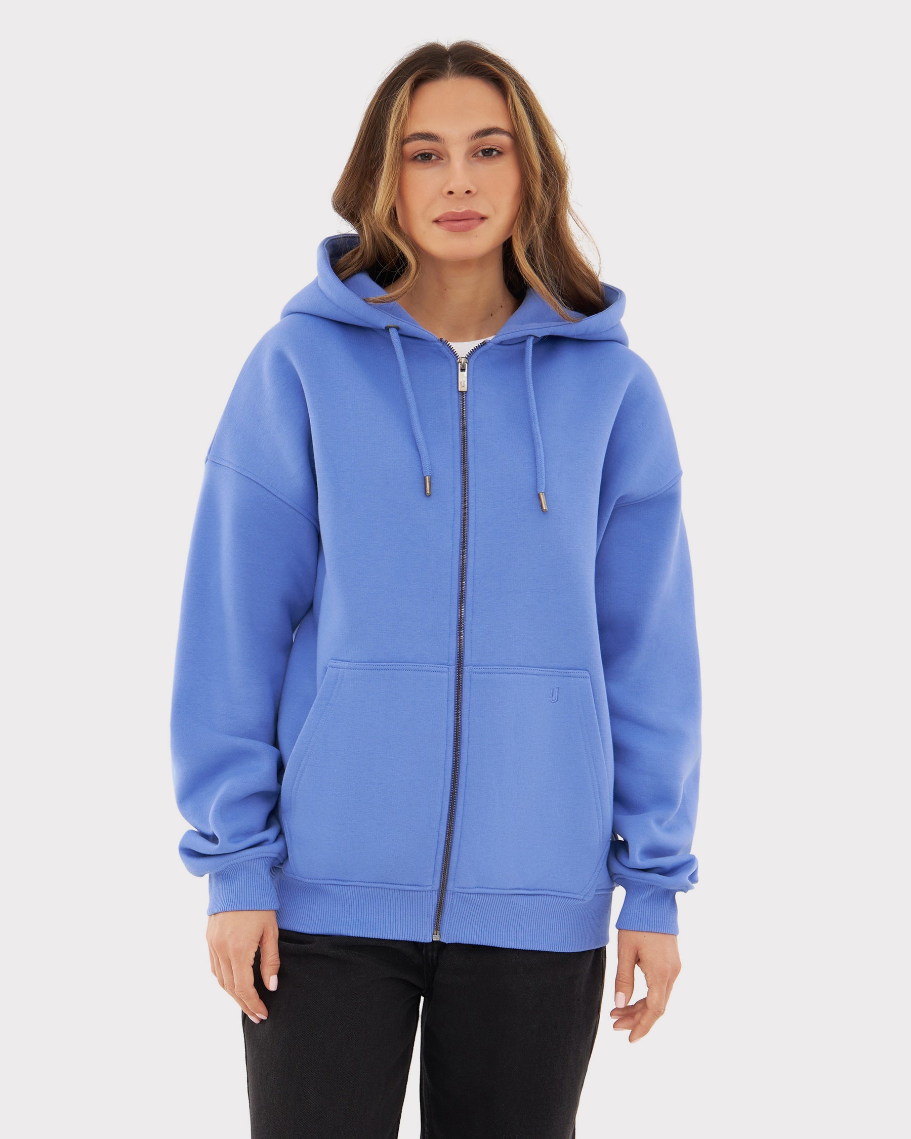Damen trägt oversized Zip Hoodie 'Caleb' in blau-lila mit Kapuze, Reißverschluss und Kängurutasche