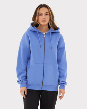 Damen trägt oversized Zip Hoodie 'Caleb' in blau-lila mit Kapuze, Reißverschluss und Kängurutasche