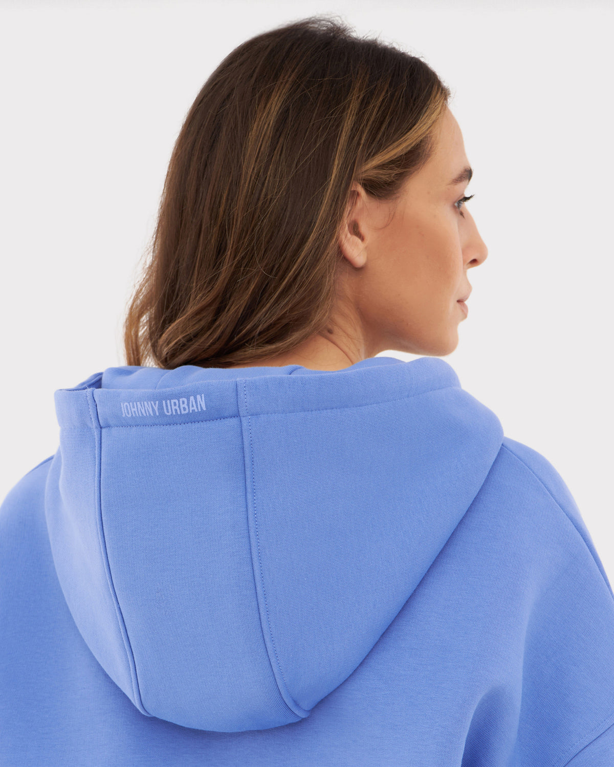 Rückansicht eines Menschen mit blau-lila oversized Zip Hoodie 'Caleb' von Johnny Urban mit Kapuze und Logo