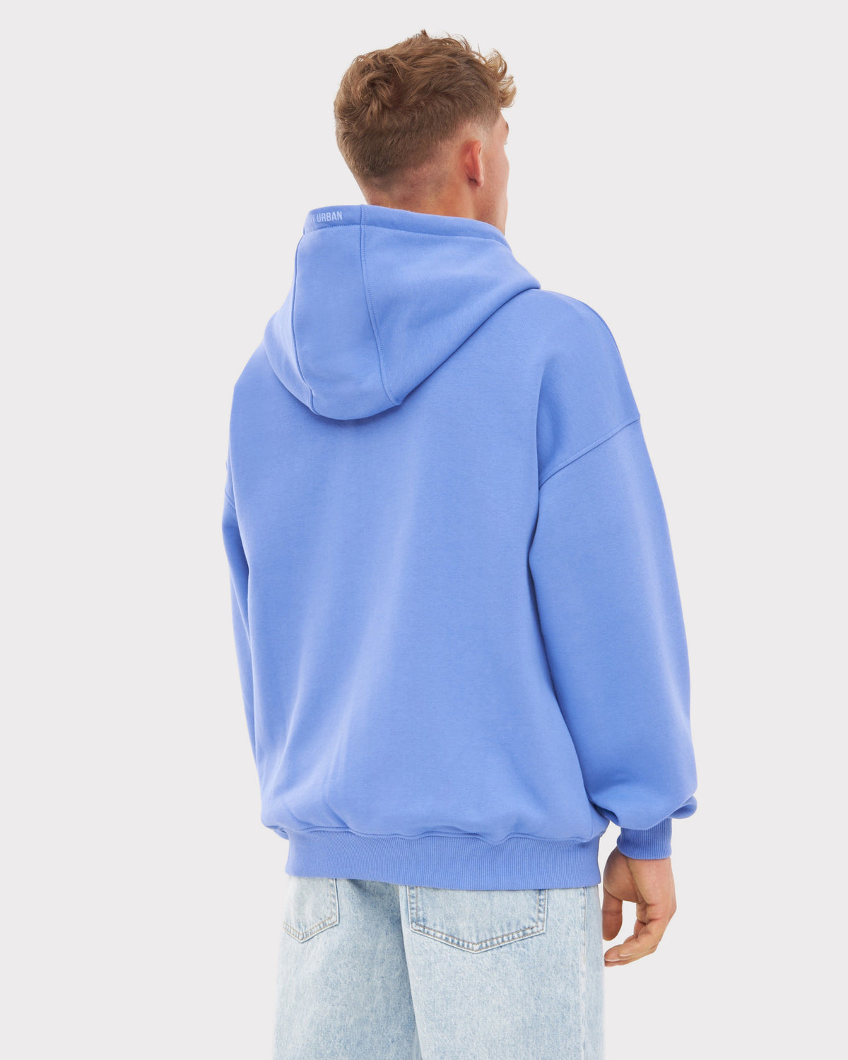 Übergröße Zip-Hoodie 'Caleb' in Blau-Lila, zurückansicht, getragen von Mann mit hellblauen Jeans