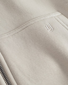 Beiger Oversized Zip Hoodie 'Caleb' mit aufgesticktem 'JU'-Logo an der Vorderseite und Metallreißverschluss