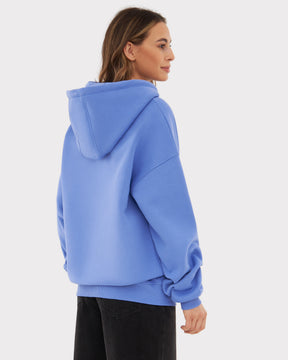 Frau trägt oversized Zip-Hoodie 'Caleb' in blau-lila, mit Kapuze, Rückansicht
