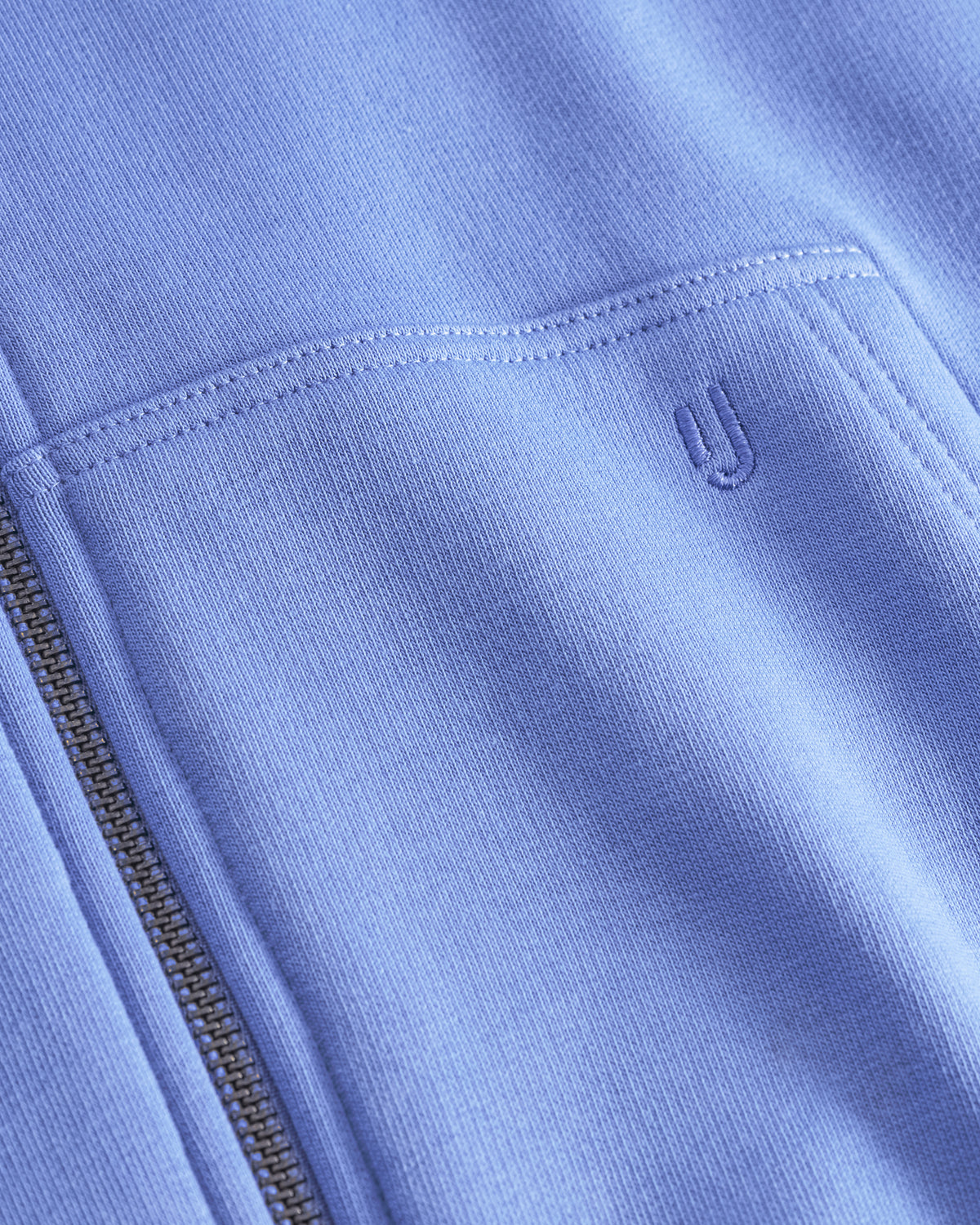 Nahaufnahme der Tasche und des Reißverschlusses des oversized Zip Hoodies "Caleb" in blau-lila von Johnny Urban