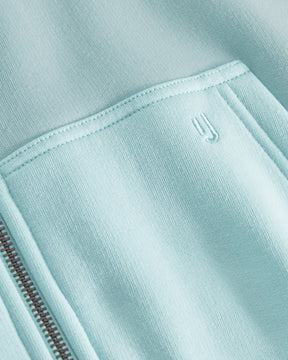 Nahaufnahme der Tasche und des feinen Reißverschlusses des oversized Zip-Hoodies 'Caleb' in eisblau
