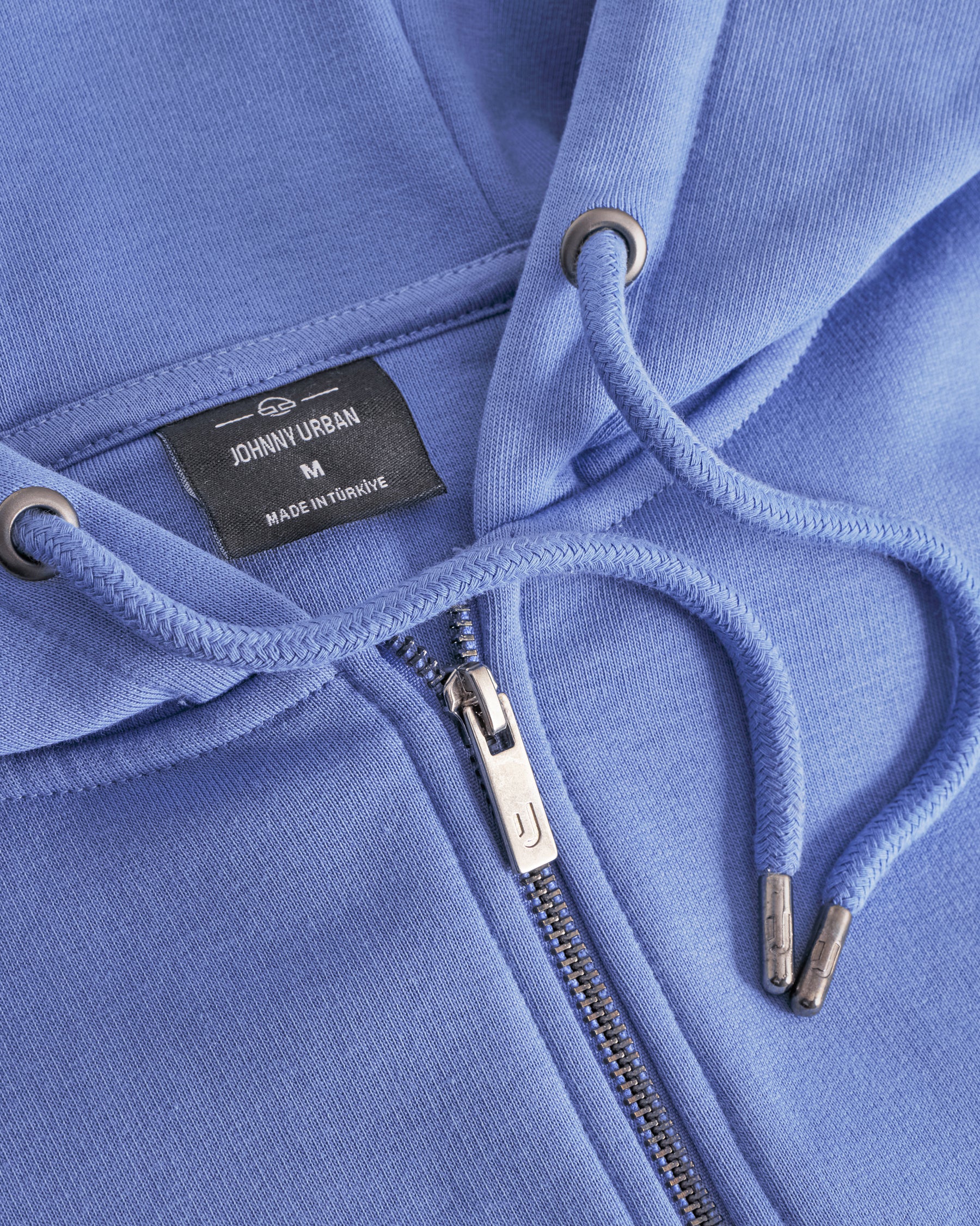 Nahaufnahme des blauen Johnny Urban Oversized Zip Hoodie 'Caleb' mit Metallreißverschluss und Kordelzug
