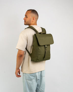 Mann trägt olivgrünen Johnny Urban Rucksack 'Mika' mit Klappe und Verschluss auf dem Rücken
