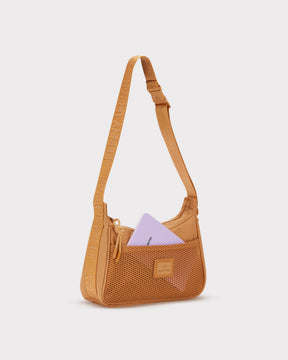 Handtasche 'Maddy' von Johnny Urban in Caramel mit Netzfach und verstellbarem Schulterriemen