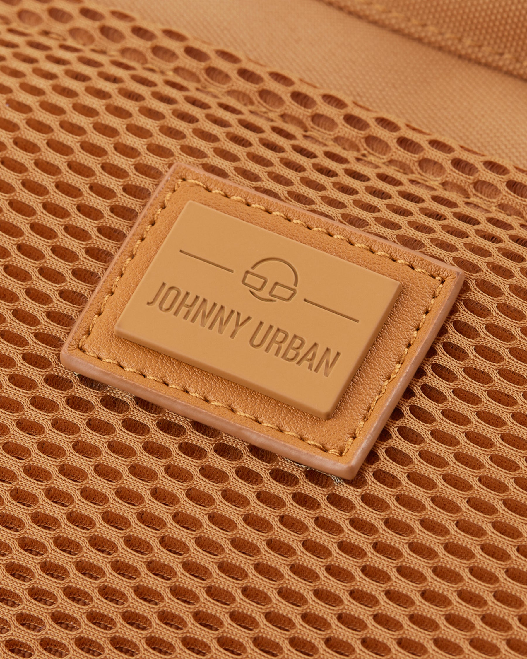 Nahaufnahme des braunen Johnny Urban Logos auf einem Netzstoff