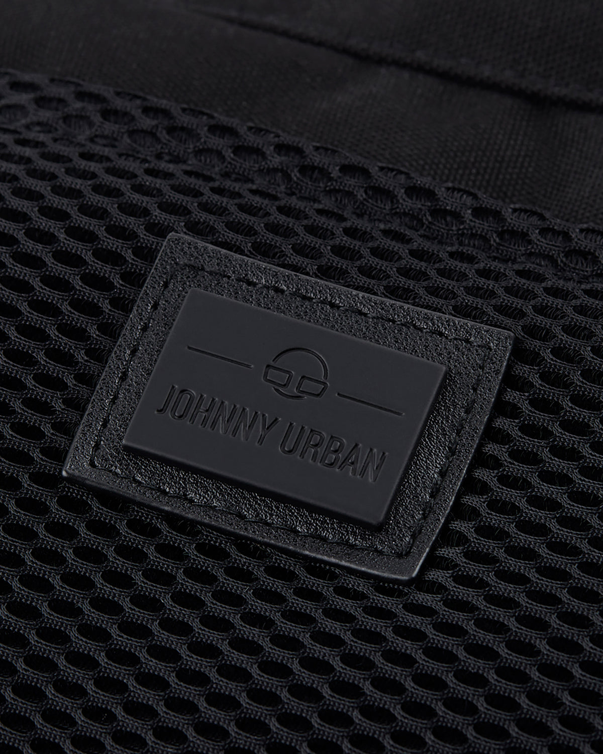 Schwarzes Netzmaterial mit Johnny Urban Markenetikett auf Handtasche 'Maddy'