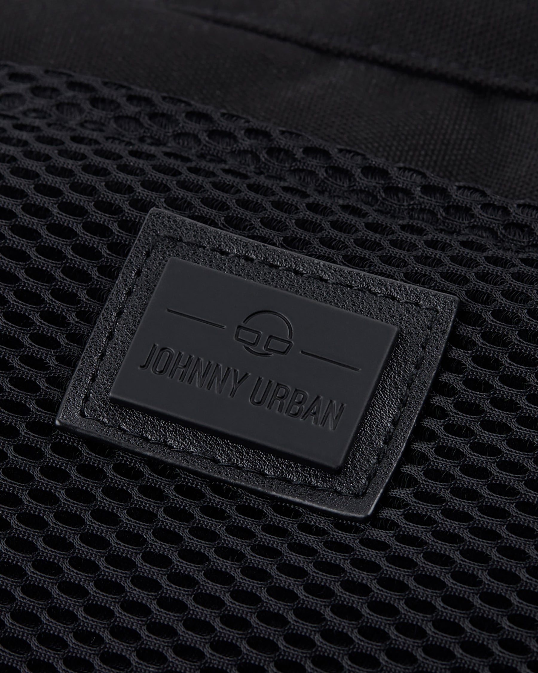 Schwarzes Netzmaterial mit Johnny Urban Markenetikett auf Handtasche 'Maddy'