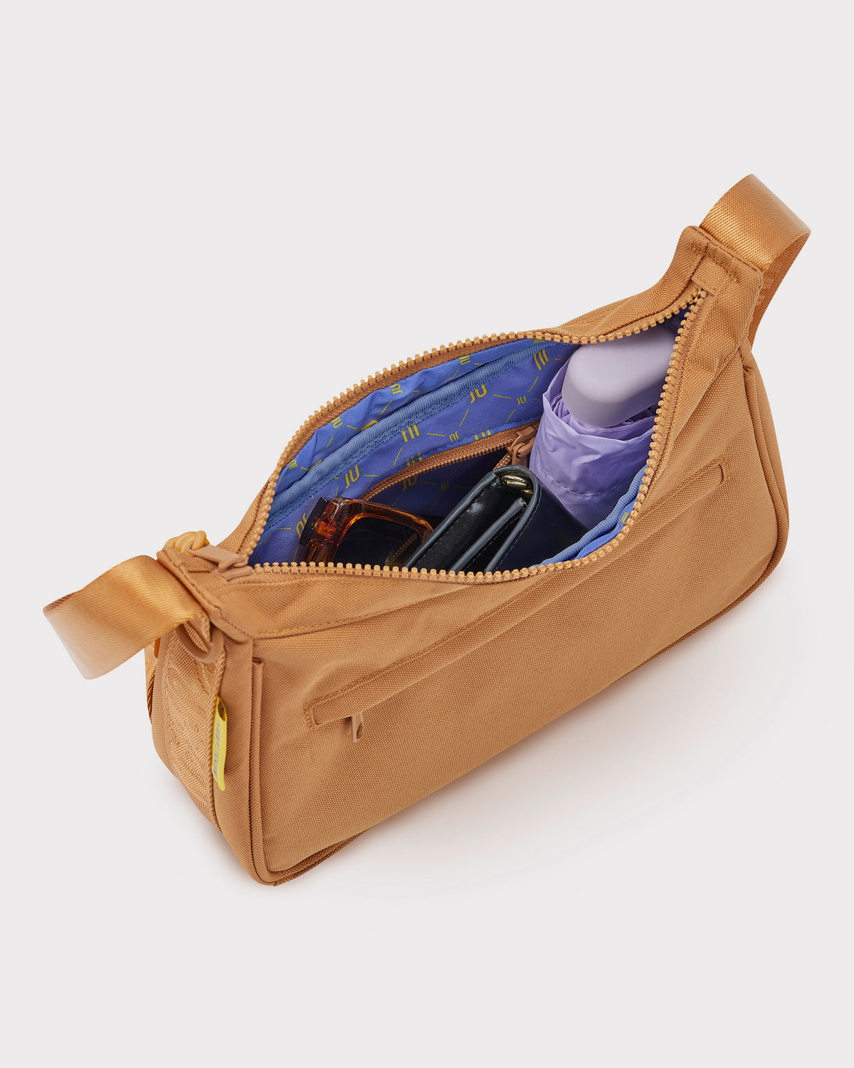 Handtasche 'Maddy' von Johnny Urban in Caramel, offene Tasche mit sichtbarem blauen Innenfutter, Sonnenbrille, Geldbörse und Flasche