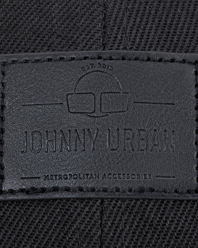 Schwarzes gewebtes Material mit Johnny Urban Lederetikett und eingraviertem Text 'Est. 2015', 'Johnny Urban', 'Metropolitan Accessories'