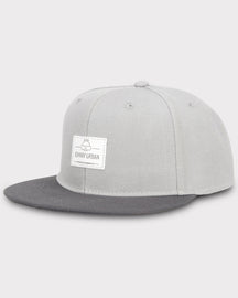 Baseballcap 'Dean' von Johnny Urban, hellgrau mit dunklem Schirm und weißem Markenetikett vorne