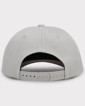 Graue Johnny Urban Baseballcap 'Dean' mit verstellbarem Snapbackverschluss von hinten