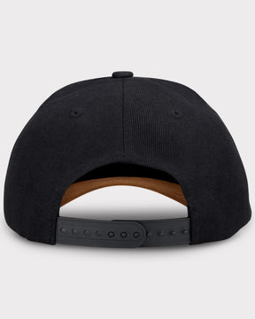 Schwarze Basecap 'Dean' curved von hinten mit verstellbarem Verschluss und braunem Innenschild