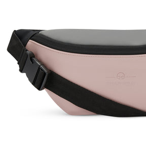 Bauchtasche ‚Riley‘ von Johnny Urban in zartem Rosa mit schwarzem Reißverschluss und verstellbarem Gurt