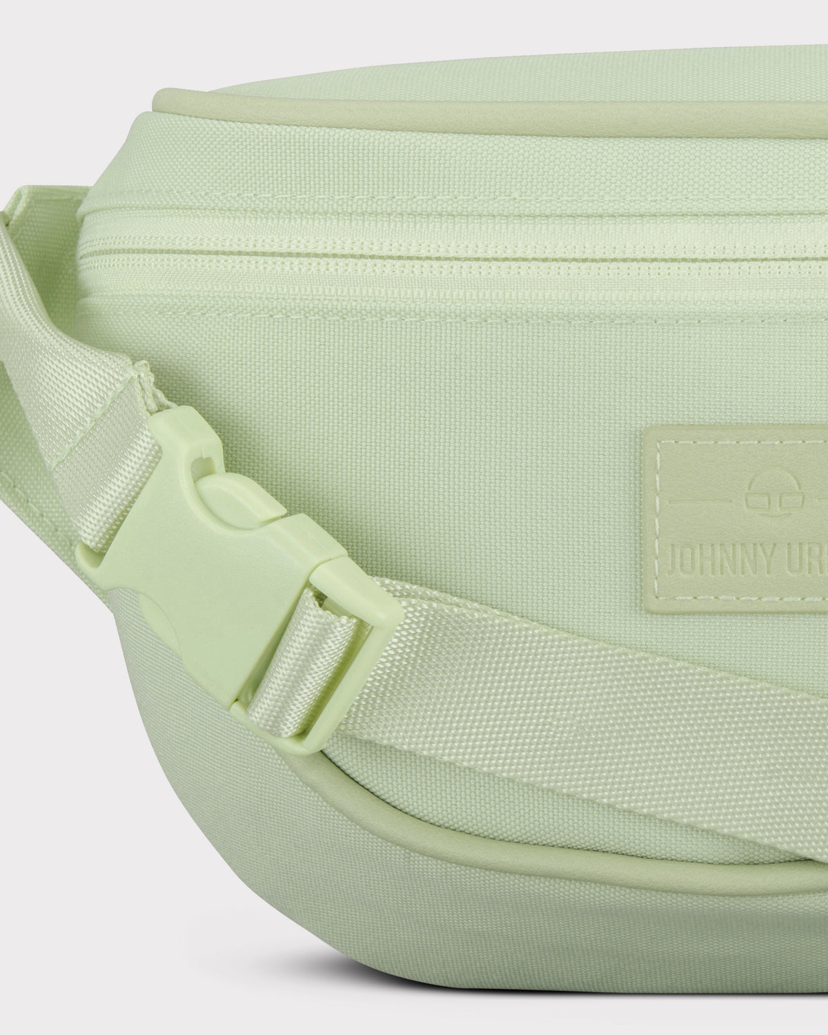 Hellegrüne Bauchtasche 'Ben' von Johnny Urban mit Reißverschluss und verstellbarem Gurt