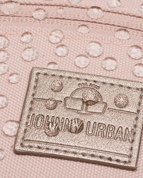 Nahaufnahme der wasserabweisenden rosa Bauchtasche 'Ben' mit Johnny Urban Logo und Wasserperlen
