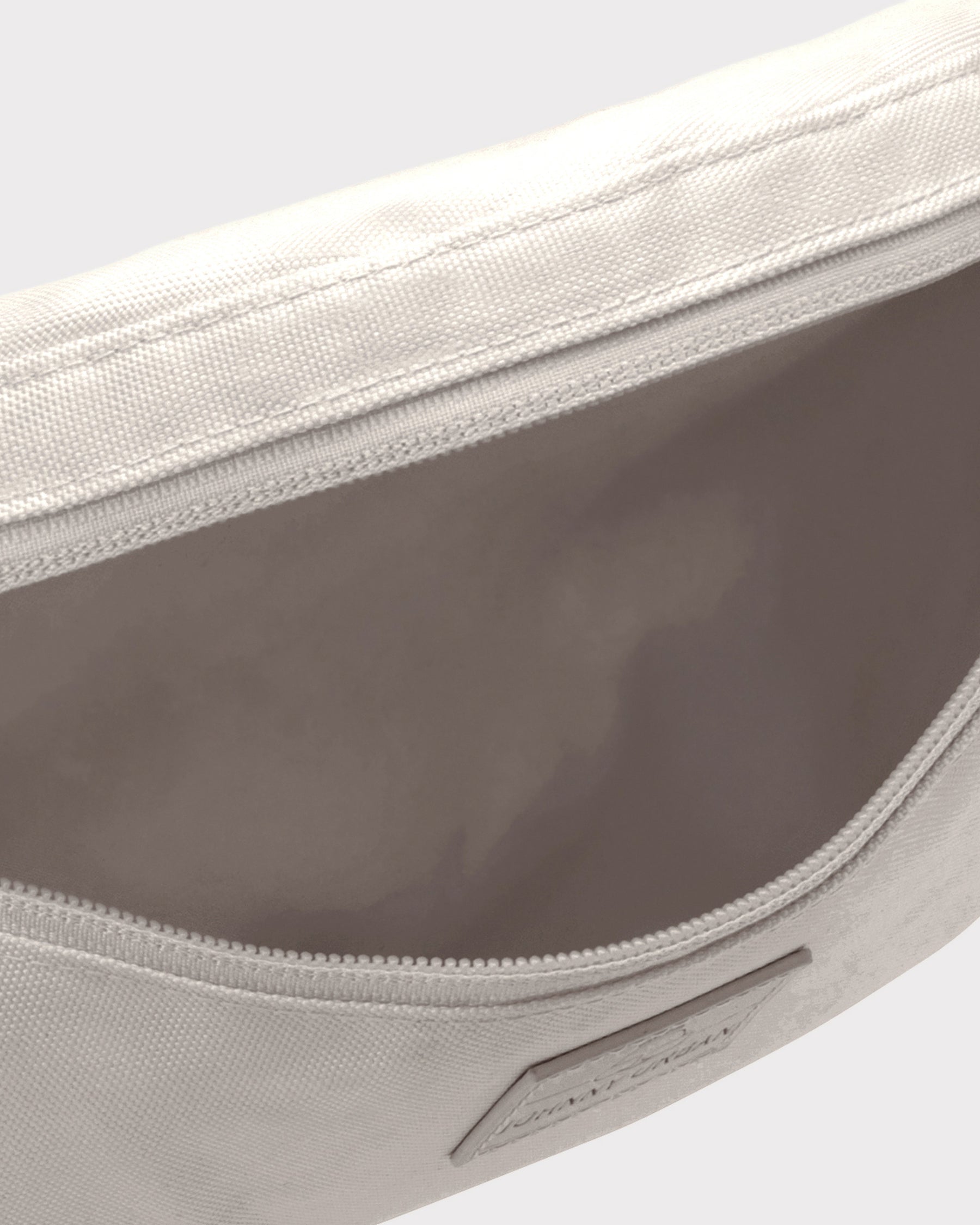 Beige Bauchtasche 'Erik Small' von Johnny Urban mit geöffnetem Hauptfach und Innenfutter