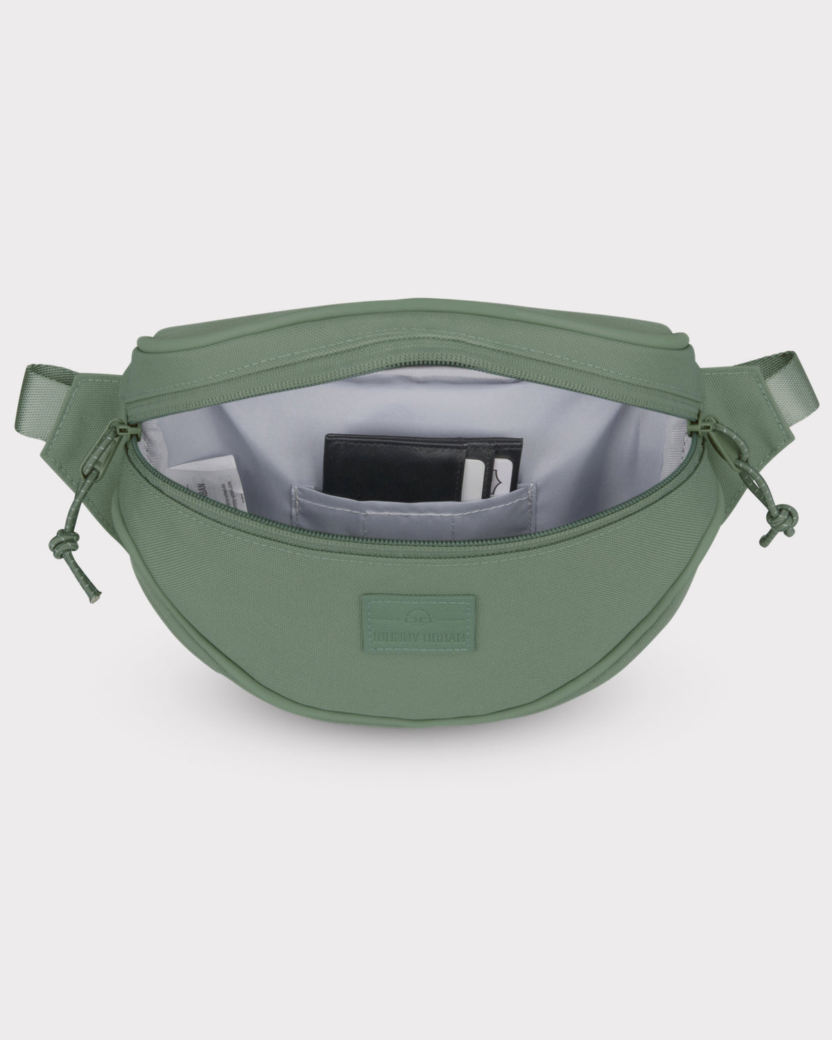 Grüne Bauchtasche 'Ben' von Johnny Urban mit offenem Reißverschluss und sichtbaren Innenfächern mit Geldbörse und Karten