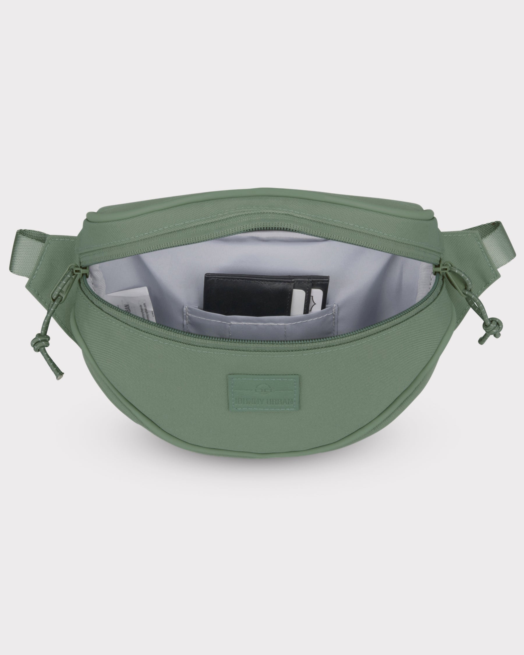 Grüne Bauchtasche 'Ben' von Johnny Urban mit offenem Reißverschluss und sichtbaren Innenfächern mit Geldbörse und Karten
