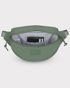Grüne Bauchtasche 'Ben' von Johnny Urban mit offenem Reißverschluss und sichtbaren Innenfächern mit Geldbörse und Karten