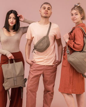 Drei Models mit nachhaltigen Taschen von Johnny Urban, Mitte trägt Bauchtasche 'Ben' olivgrün quer über die Brust