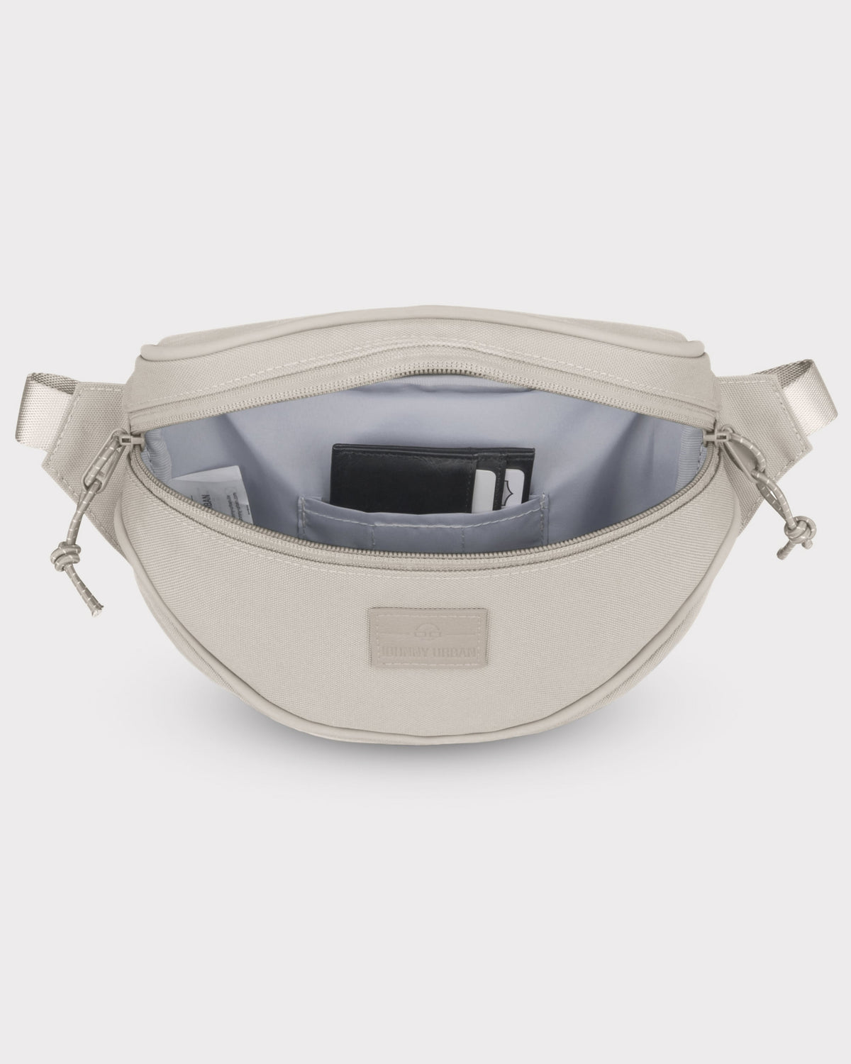 Beige Bauchtasche 'Ben' von Johnny Urban mit Reißverschluss offen, Innenfach mit Kartenetui und Etikett