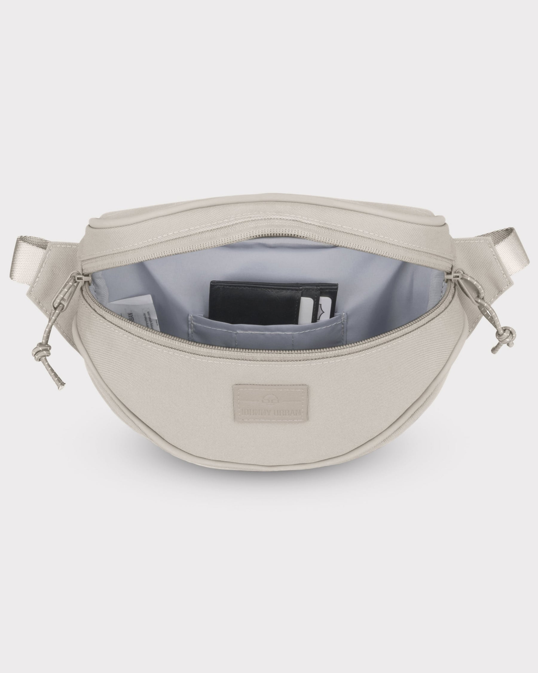 Beige Bauchtasche 'Ben' von Johnny Urban mit Reißverschluss offen, Innenfach mit Kartenetui und Etikett