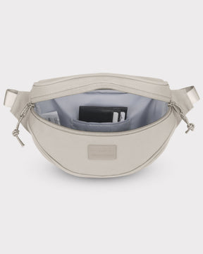 Beige Bauchtasche 'Ben' von Johnny Urban mit Reißverschluss offen, Innenfach mit Kartenetui und Etikett