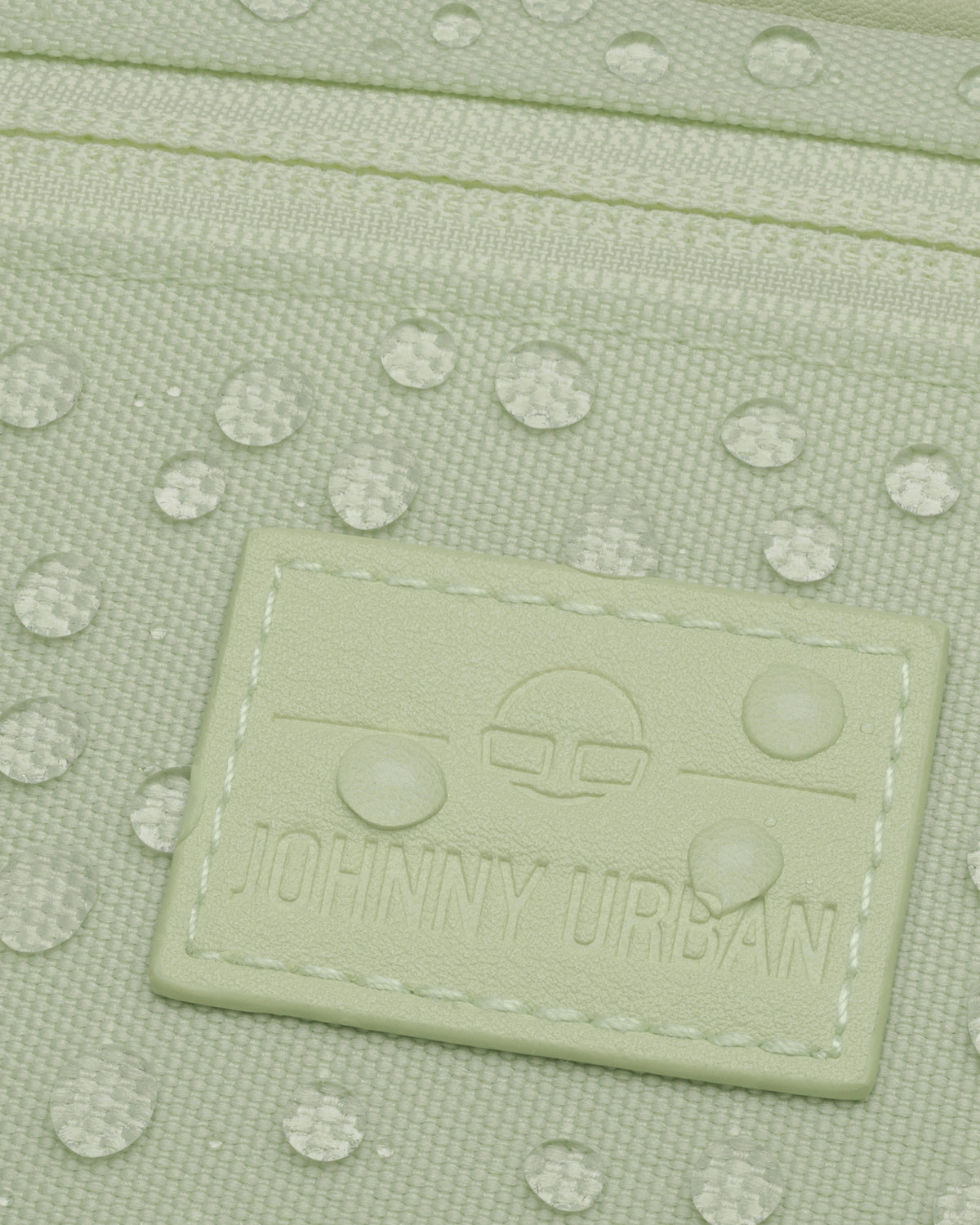 Nahaufnahme der wasserabweisenden Bauchtasche 'Ben' in limonengrün mit Johnny Urban Logo