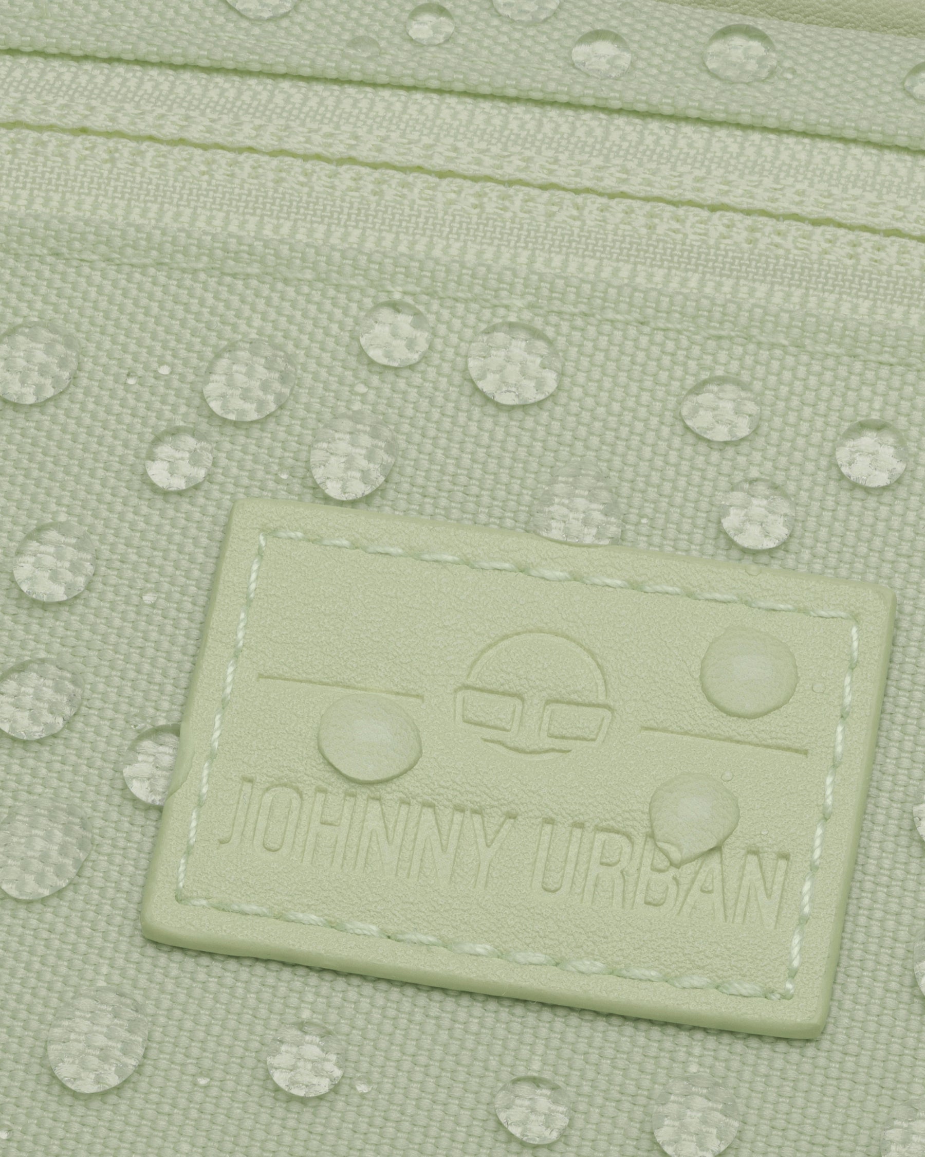 Nahaufnahme der wasserabweisenden Bauchtasche 'Ben' in limonengrün mit Johnny Urban Logo