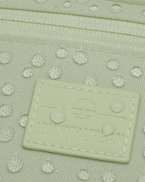 Nahaufnahme der wasserabweisenden Bauchtasche 'Ben' in limonengrün mit Johnny Urban Logo