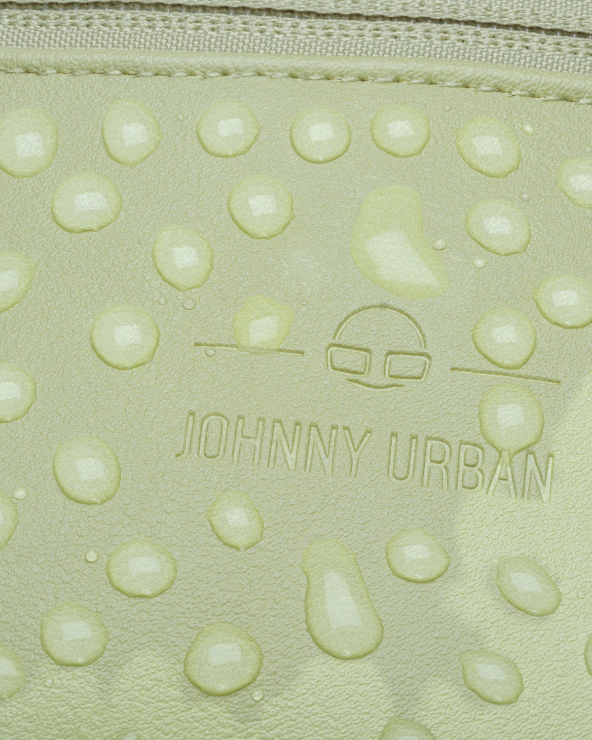 Nahaufnahme wasserabweisender Kunstlederoberfläche der limefarbenen Bauchtasche 'Toni' mit Johnny Urban Logo