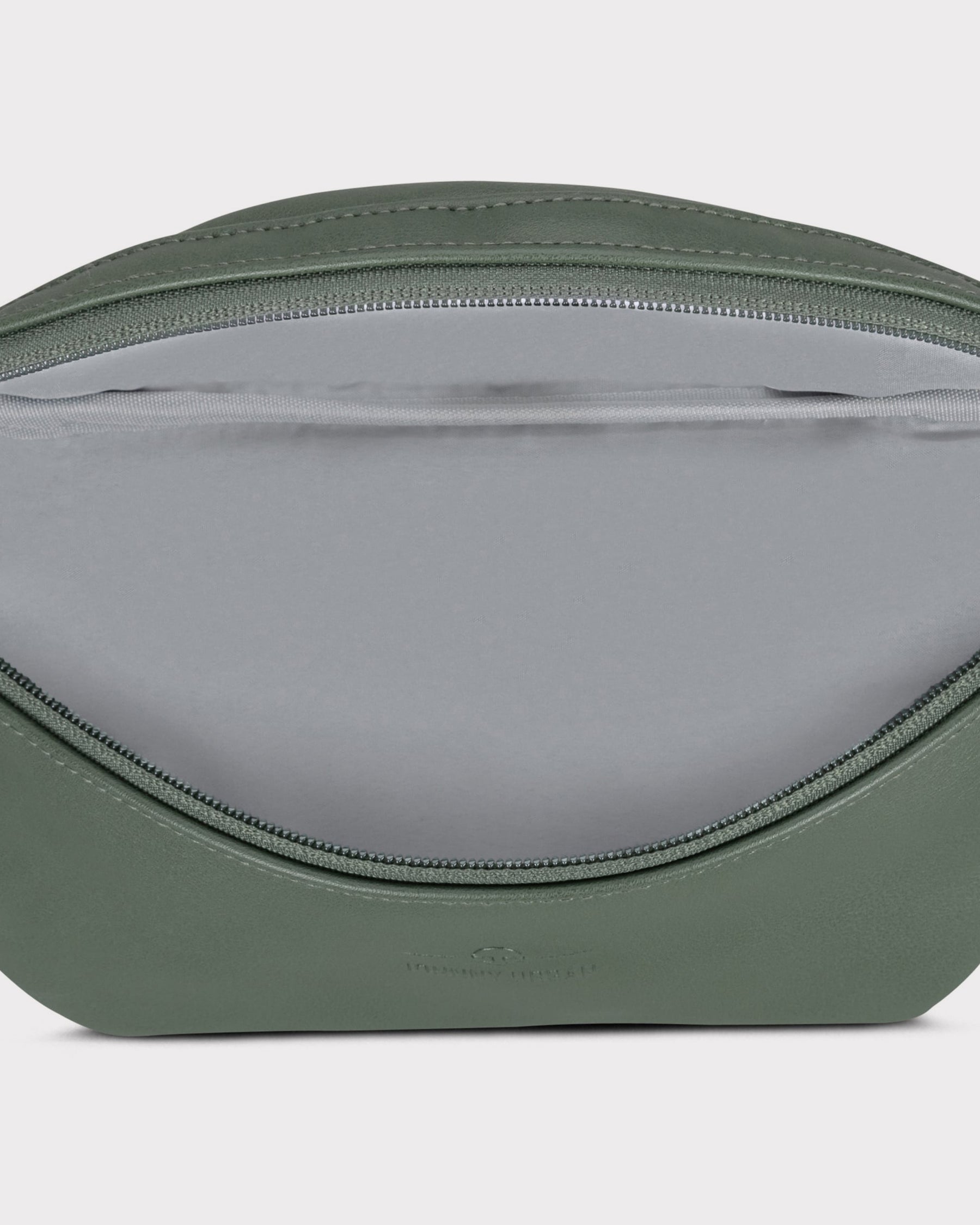 Offene grüne Bauchtasche 'Toni' aus Kunstleder mit sichtbarem grauem Innenfutter und Reißverschluss