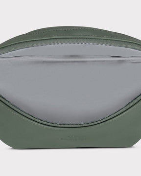 Offene grüne Bauchtasche 'Toni' aus Kunstleder mit sichtbarem grauem Innenfutter und Reißverschluss