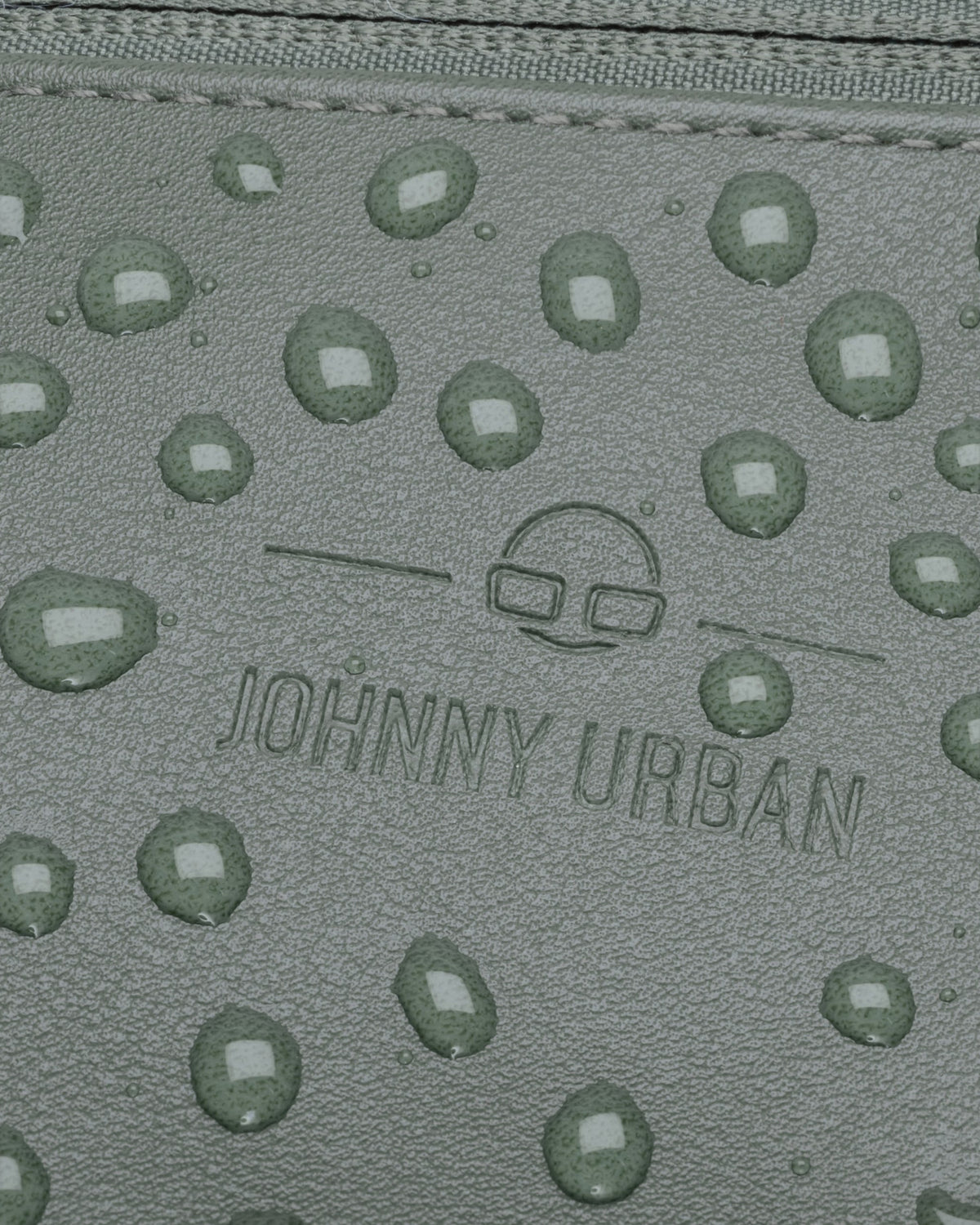 Wasserabweisende Oberfläche der Bauchtasche 'Toni' aus grauem Kunstleder mit geprägtem Johnny Urban Logo