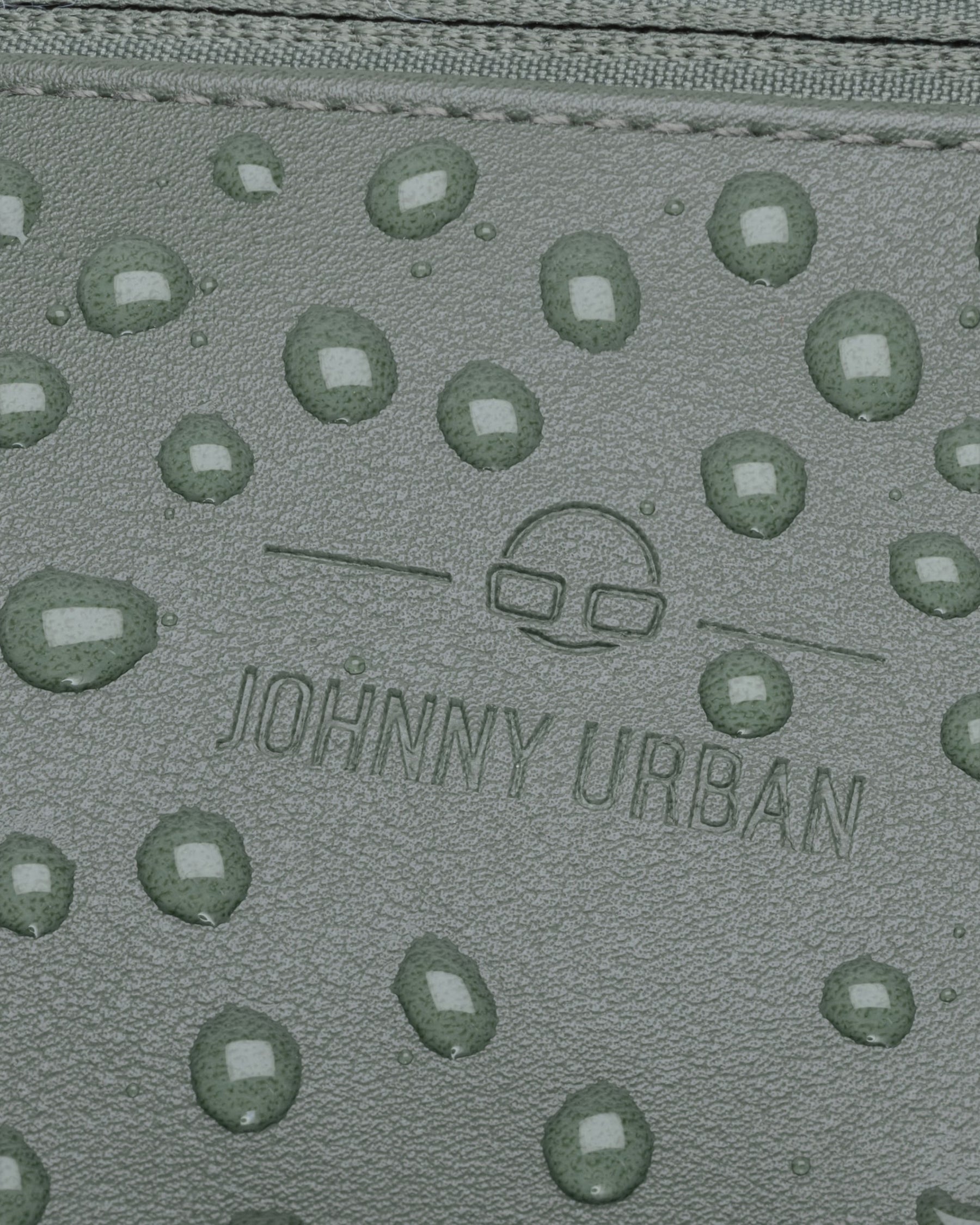 Wasserabweisende Oberfläche der Bauchtasche 'Toni' aus grauem Kunstleder mit geprägtem Johnny Urban Logo