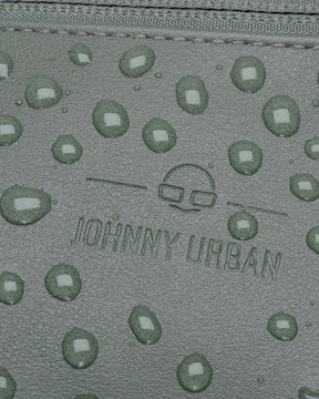 Wasserabweisende Oberfläche der Bauchtasche 'Toni' aus grauem Kunstleder mit geprägtem Johnny Urban Logo